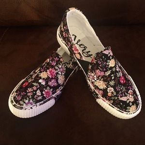 very G NEW!!! Roxanne Slip on Sneaker NWOT!!!